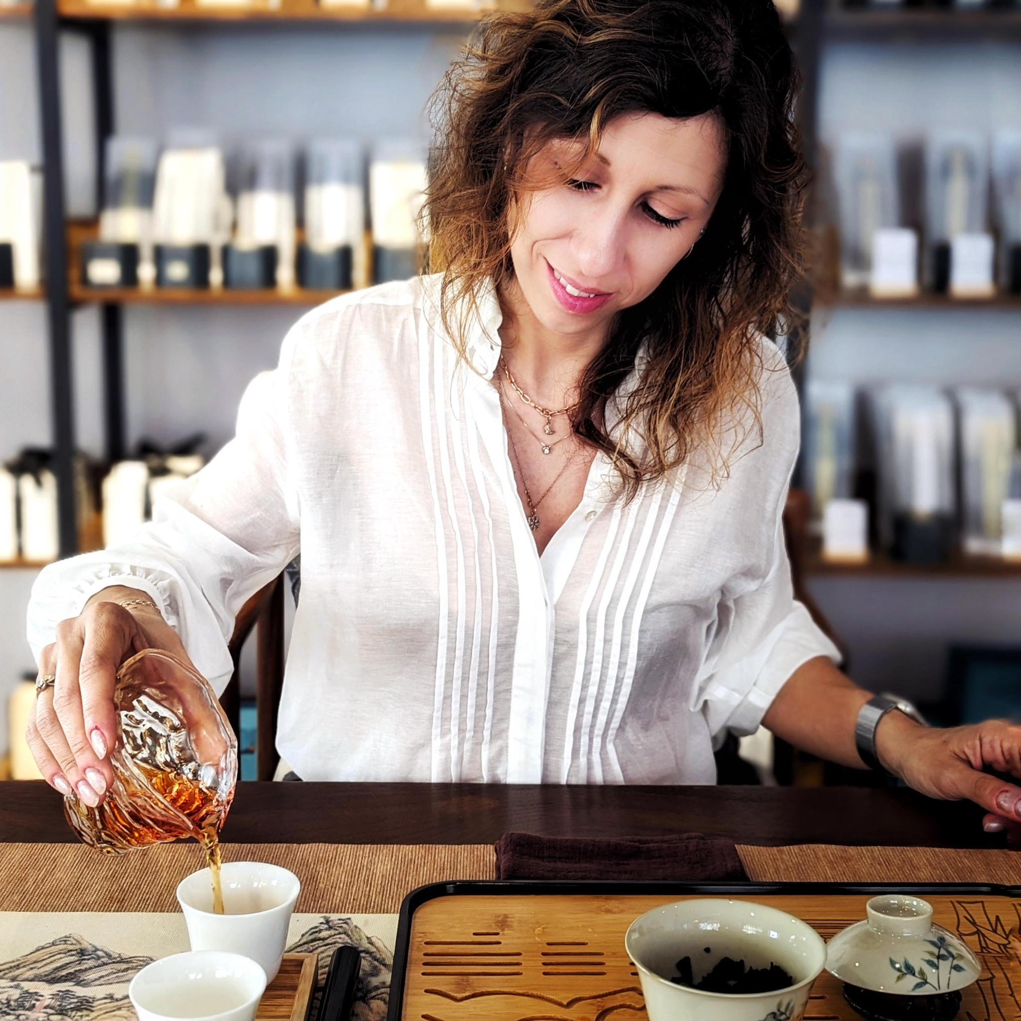 Chiara Degustatea - Foto profilo dove prepara e serve il tè in gong fu cha